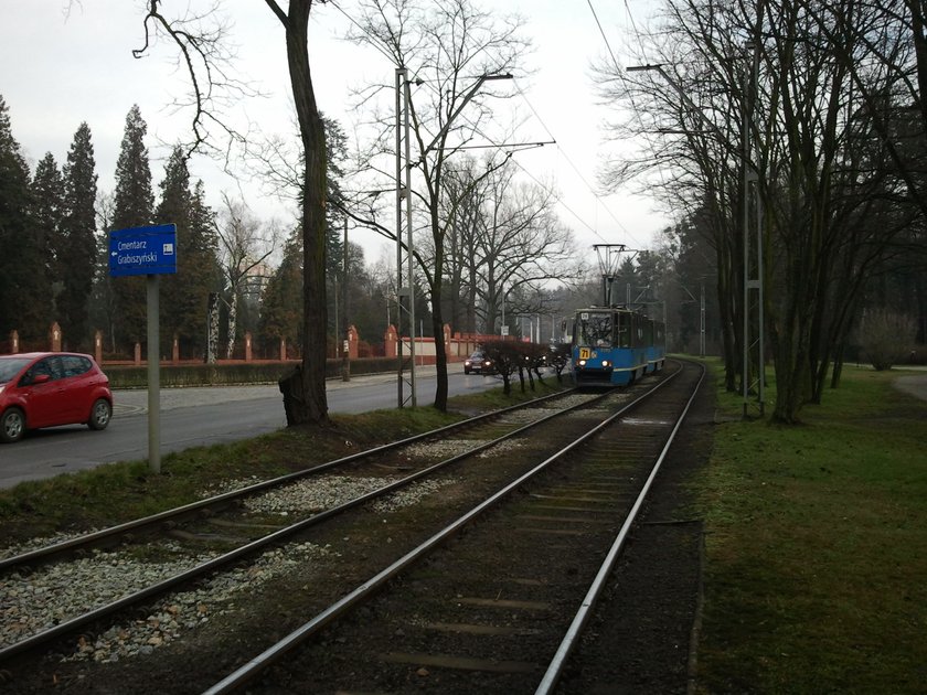 Torowisko i tramwaj przy Cmentarzu Grabiszyńskim