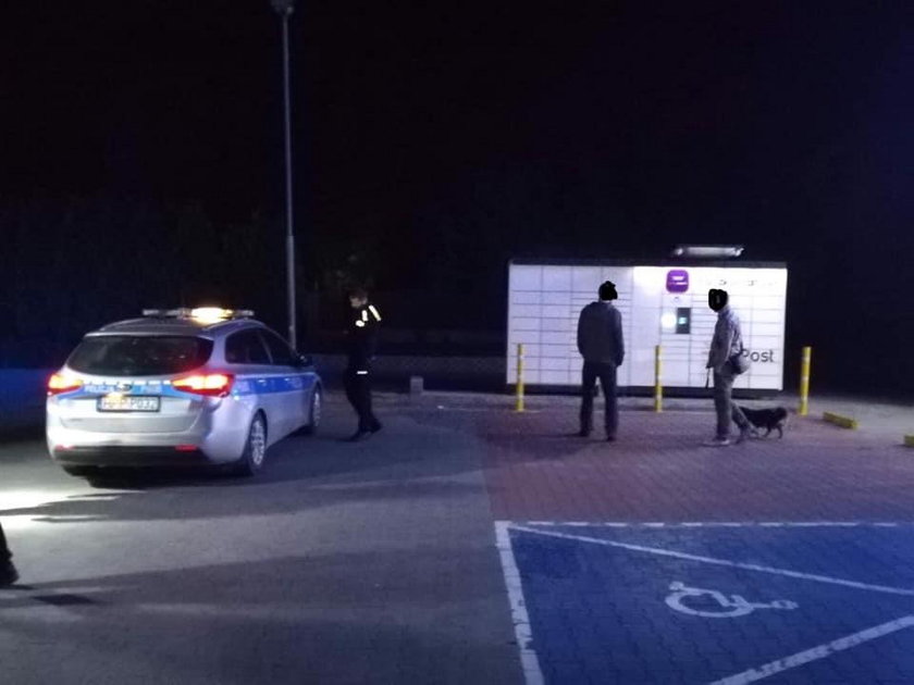 We wtorek o pierwszej nocy policjanci z Pszczyny otrzymali zgłoszenie o konieczności interwencji w sprawie psa… zamkniętego w paczkomacie w pobliskiej Woli