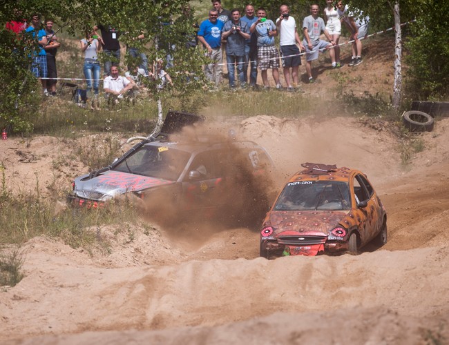 Te auta powinny być na złomie, ale ścigają się w Polskiej Lidze Wraków