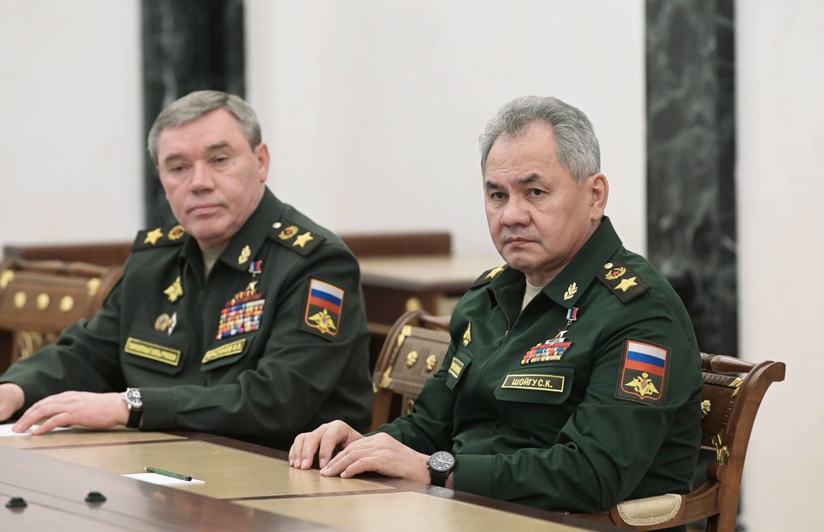 Walerij Gierasimow (L) i Siergiej Szojgu (P)