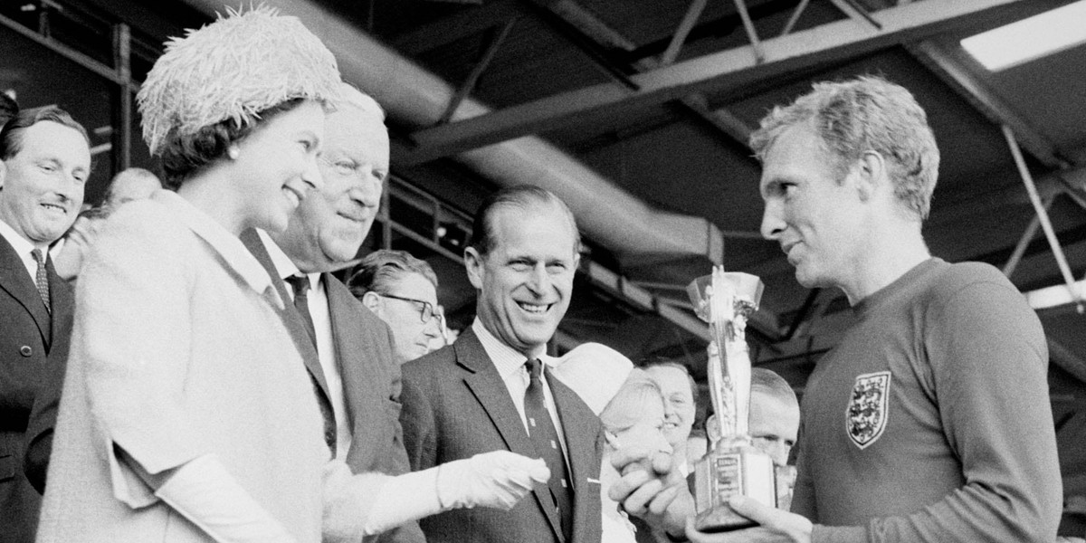 Bobby Moore odbiera Złotą Nike z rąk królowej Elżbiety II