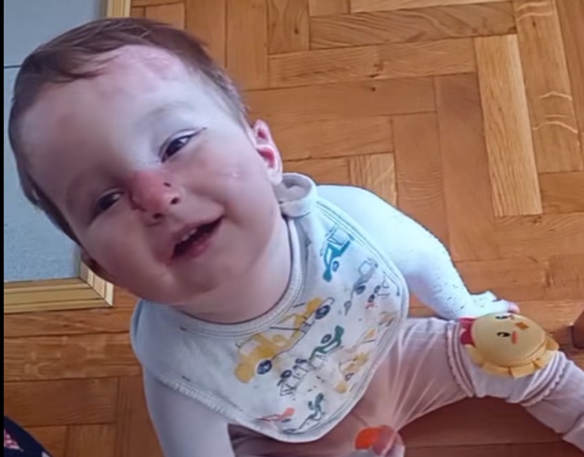 Mali Aleksej ne skida osmeh sa lica.