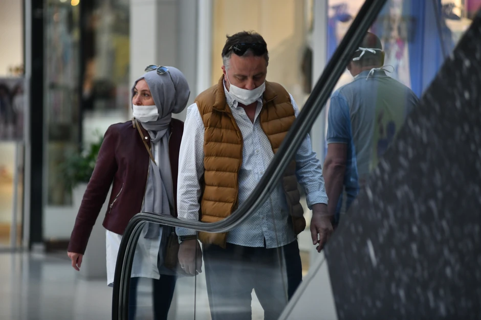 Većina potrošača nosi maske 