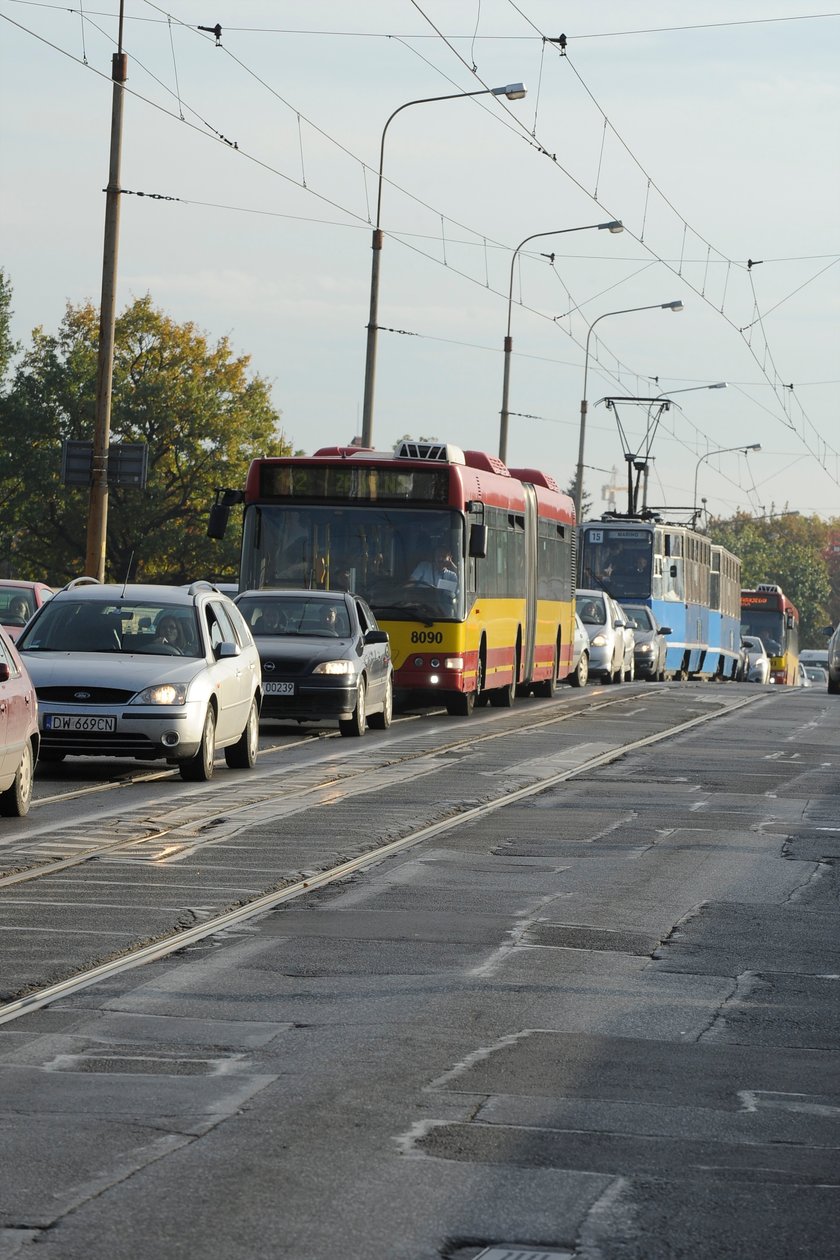 Autobus i tramwaj w korku na moście Osobowickim we Wrocławiu