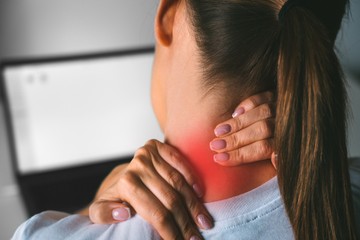 Nyakfájás keseríti meg a napjait? Ezzel a 6 módszerrel enyhítheti