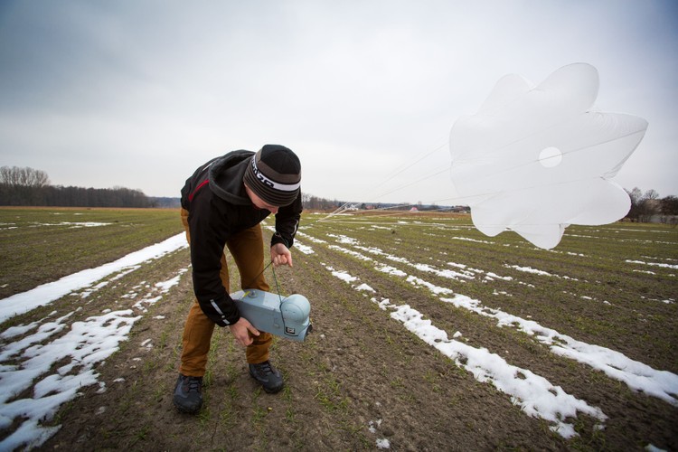 Początkowo dron miał być jeden, i to z wynajętą obsługą. Ale będzie ich więcej, a pracownicy PKP Cargo zostaną przeszkoleni. Przewoźnik zdecydował się na drony wielowirnikowe - z możliwością pionowego startu i zawiśnięcia w powietrzu w celu długotrwałej obserwacji. <br>
- Będą wyposażone też w kamery termowizyjne, żeby umożliwić podgląd w nocy i podczas złych warunków. W tym roku kupimy kilka urządzeń. Pierwsze powinny wejść do eksploatacji w ciągu ok. dwóch miesięcy – ujawnia PKP Cargo.
<br> Na zdj. Zasobnik ląduje na spadochronie