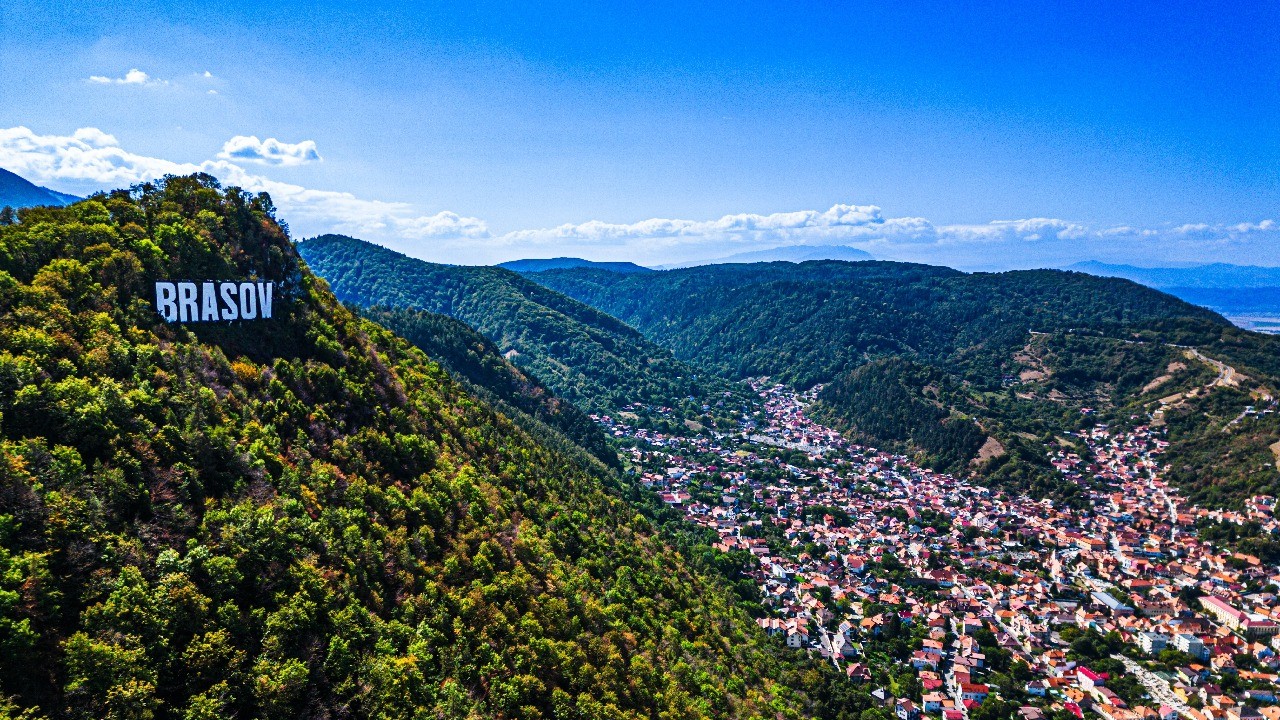 Dracula Film Festival 2026 transformă Brașovul în destinația ideală de weekend: premiere internaționale, cineconcerte și reduceri la restaurantele din centrul vechi