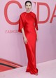 Az este talán leggyönyörűbb szettje Lily Aldridge-é volt, a vörös ruhát éppen az este legfontosabb díját bezsebelő Brandon Maxwell álmodta a topmodellre 
