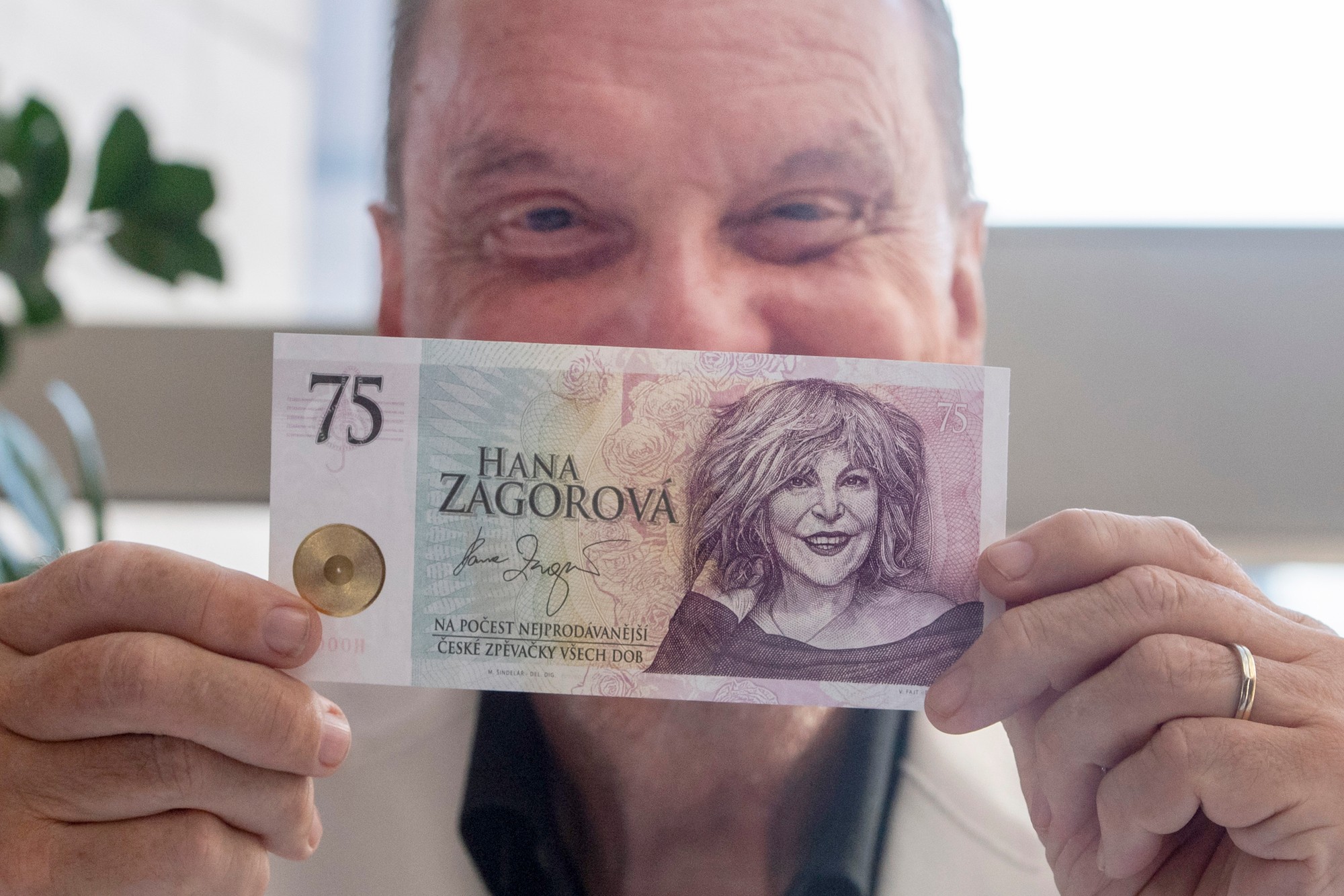 Pamätnú bankovku Hany Zagorovej predstavil manžel populárnej speváčky, operný spevák Štefan Margita.