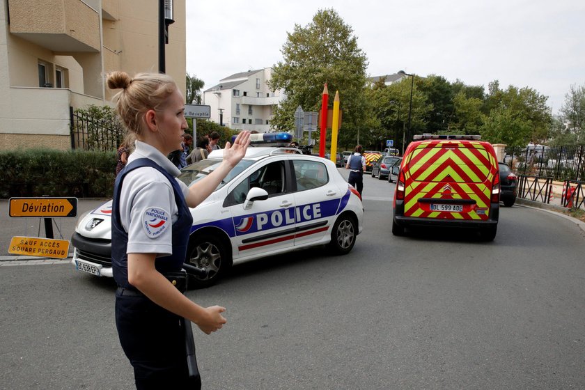 Atak nożownika w miejscowości Trappes na przedmieściach Paryża