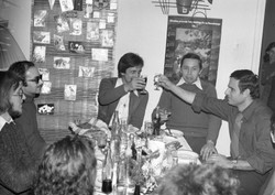 "No to chlup..." Ten QUIZ sprawdzi, jak dobrze znasz toasty czasów PRL?