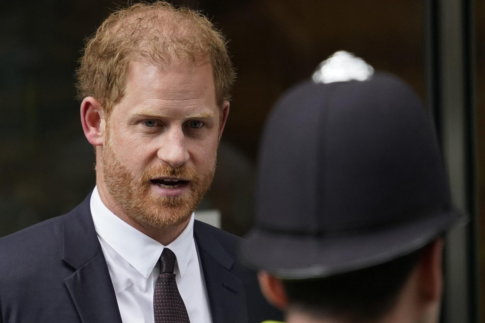 Princ Harry prichádza na súd v Londýne.