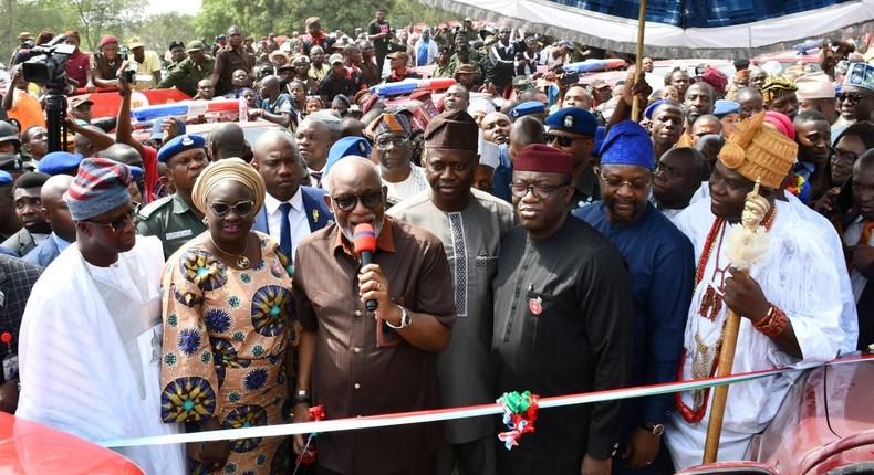 From left: Governor Gboyega Oyetola; Ogun state Deputy Governor, Noimot Salako-Oyedele; Rotimi Akeredolu of Ondo state; Governor Seyi Makinde, Oyo state; Ekiti state governor, Kayode Fayemi; Minister of Youth and Sports, Sunday Dare and Ooni of Ife, Oba Enitan Ogunwusi Ojaja II. [Twitter/@IbukunOluwa____]