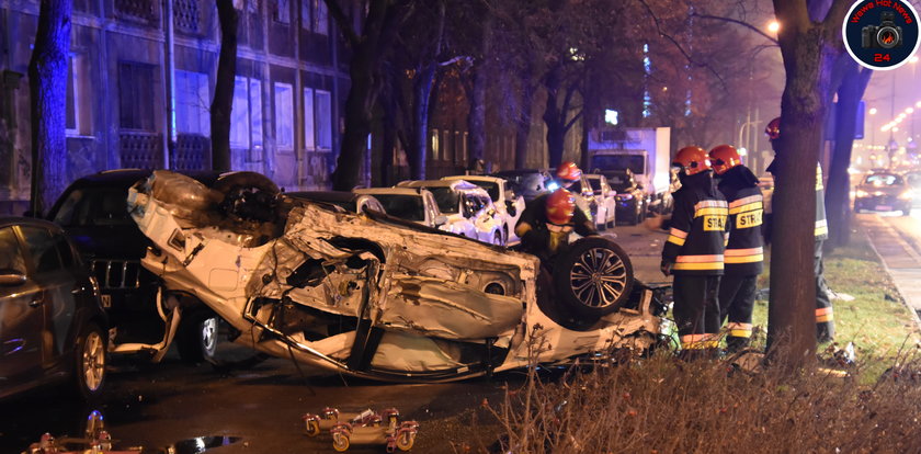 Groza na jednej z głównych ulic Warszawy. Auto dachowało