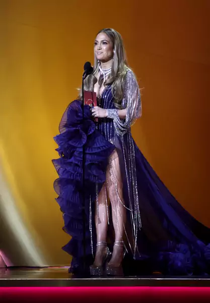 Jennifer Lopez w olśniewającej sukni na gali Grammy/ Getty Images, fot. Frazer Harrison / Staff 