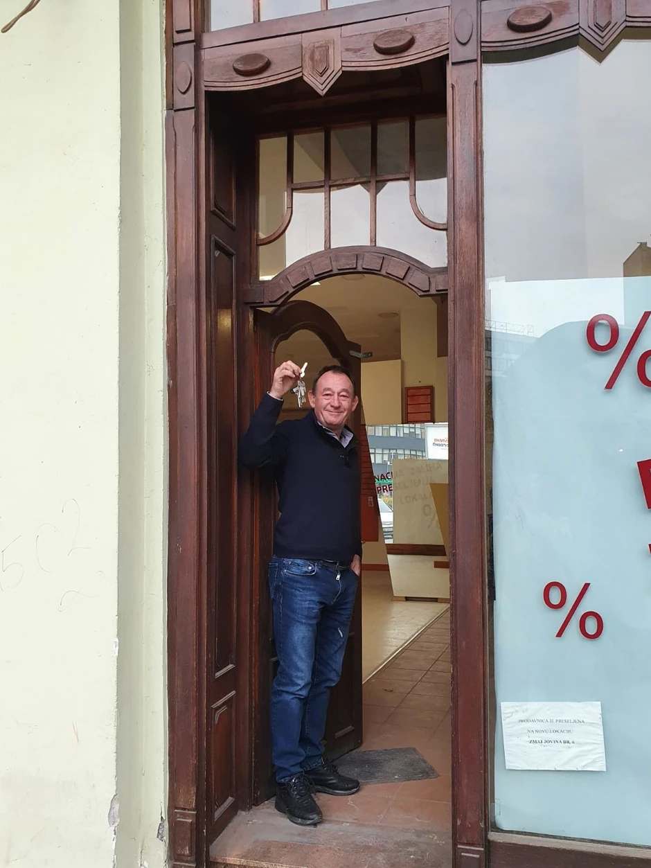 Jovan Pejčić na vratima budućeg Muzeja Tamburica festa