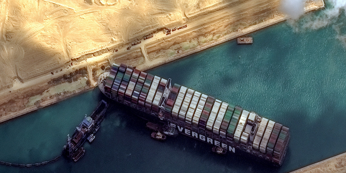 Japoński właściciel kontenerowca twierdzi, że jeszcze dziś uda się odblokować Kanał Sueski. Jednak firma, której zlecono akcję ratowania 400-metrowego statku, jest bardziej ostrożna i mówi o "dniach czy nawet tygodniach", potrzebnych do odblokowania kanału.