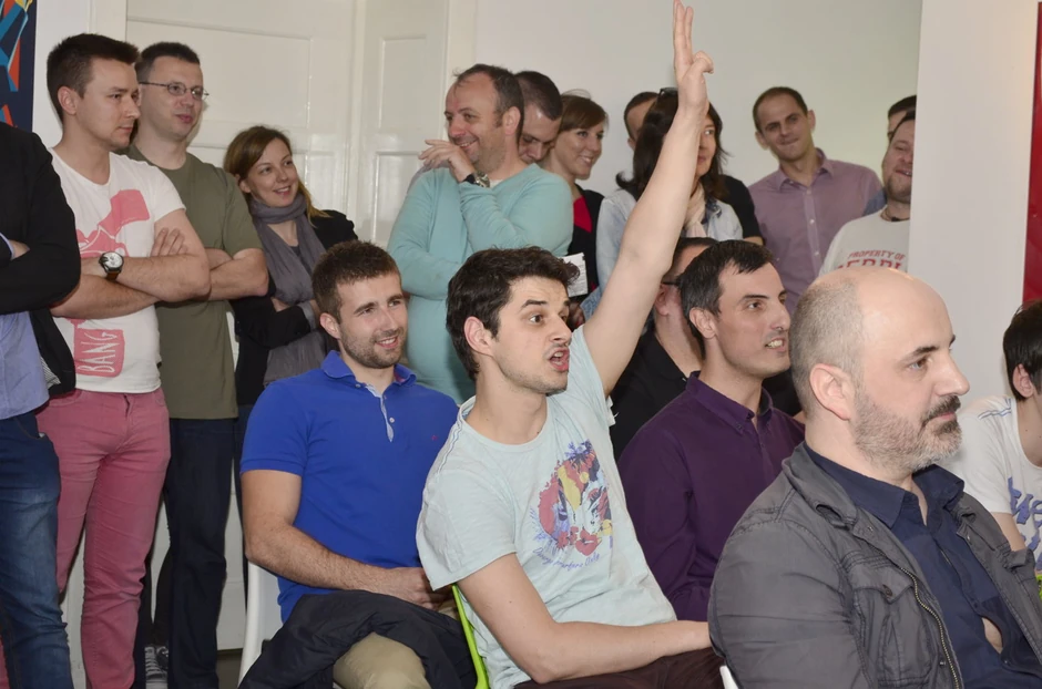 Svi su se borili za šolje, kako bi što više novca bilo ponuđeno