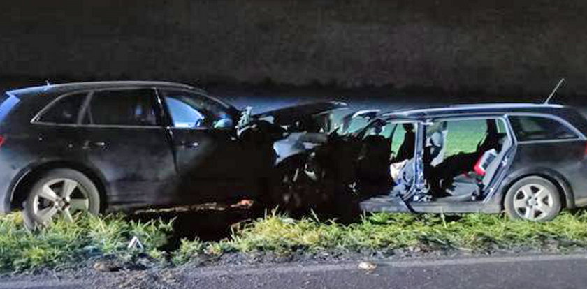 Czołowe zderzenie osobówek. Tragiczne wieści przyszły po kilku godzinach. Nie żyje 10-latek