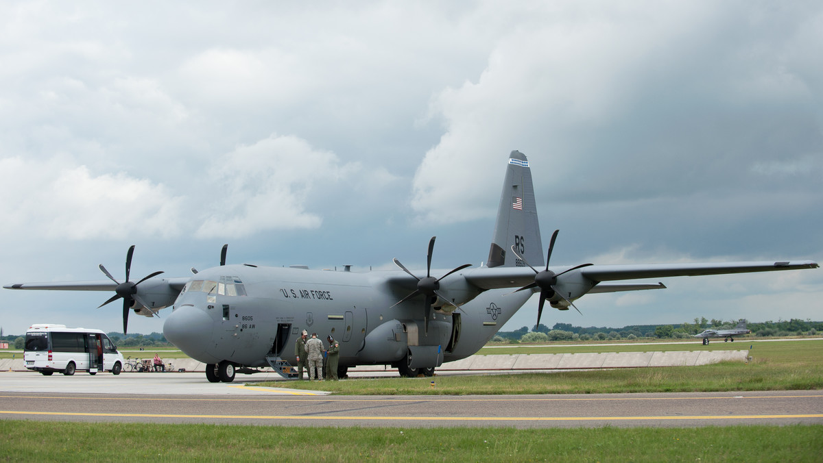 Od 2018 roku resort obrony prowadzi rozmowy z Amerykanami na temat pozyskania nowych bądź używanych samolotów transportowych C-130 Hercules - dowiedział się nieoficjalnie Onet. W lutym tego roku próbowaliśmy potwierdzić to w MON. Wówczas resort stanowczo zaprzeczył. Obecnie informacje te potwierdziliśmy w kilku niezależnych źródłach związanych z Siłami Powietrznymi. 