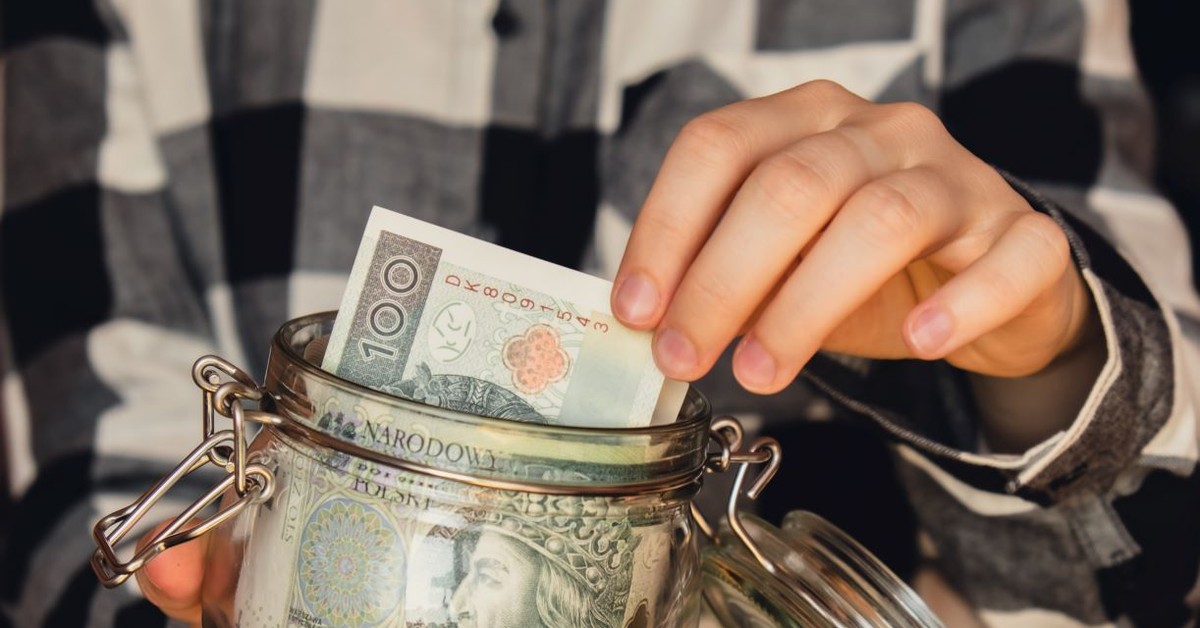 Polacy na potęgę oszczędzają. Do banków (i nie tylko) płynie rzeka pieniędzy