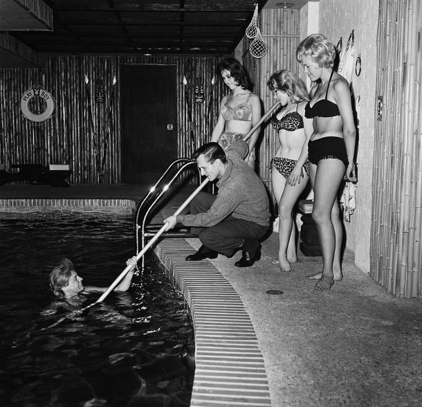 Zabawa na krytym basenie w Chicago, 20 czerwca 1961 r.
