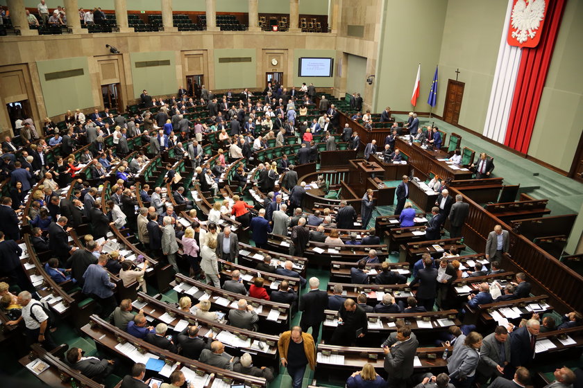 Posłowie uciekają z Sejmu
