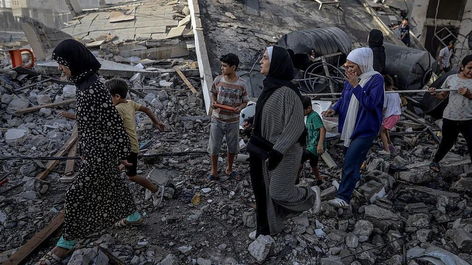 Palestinci hodaju kroz ruševine u Gazi | Foto: Anadolu via Getty Images