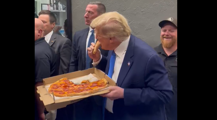 Trump félig megevett pizzával kínálta a követőit, de ők köszönték, nem kértek