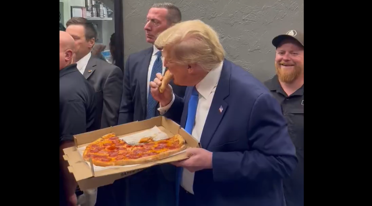 Trump félig megevett pizzával kínálta a követőit, de ők köszönték, nem kértek