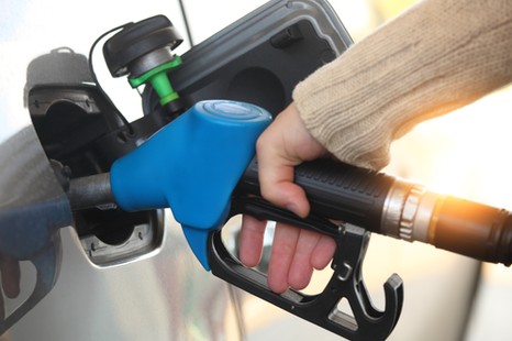 Tańsze paliwo dla seniorów. Wielu z nich nie wie, że przysługuje im zniżka