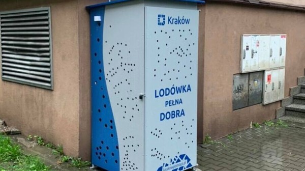 W Krakowie lodówki społeczne znajdują się na ul. Sas-Zubrzyckiego 10, Sudolskiej 7a oraz na os. Szkolnym 20