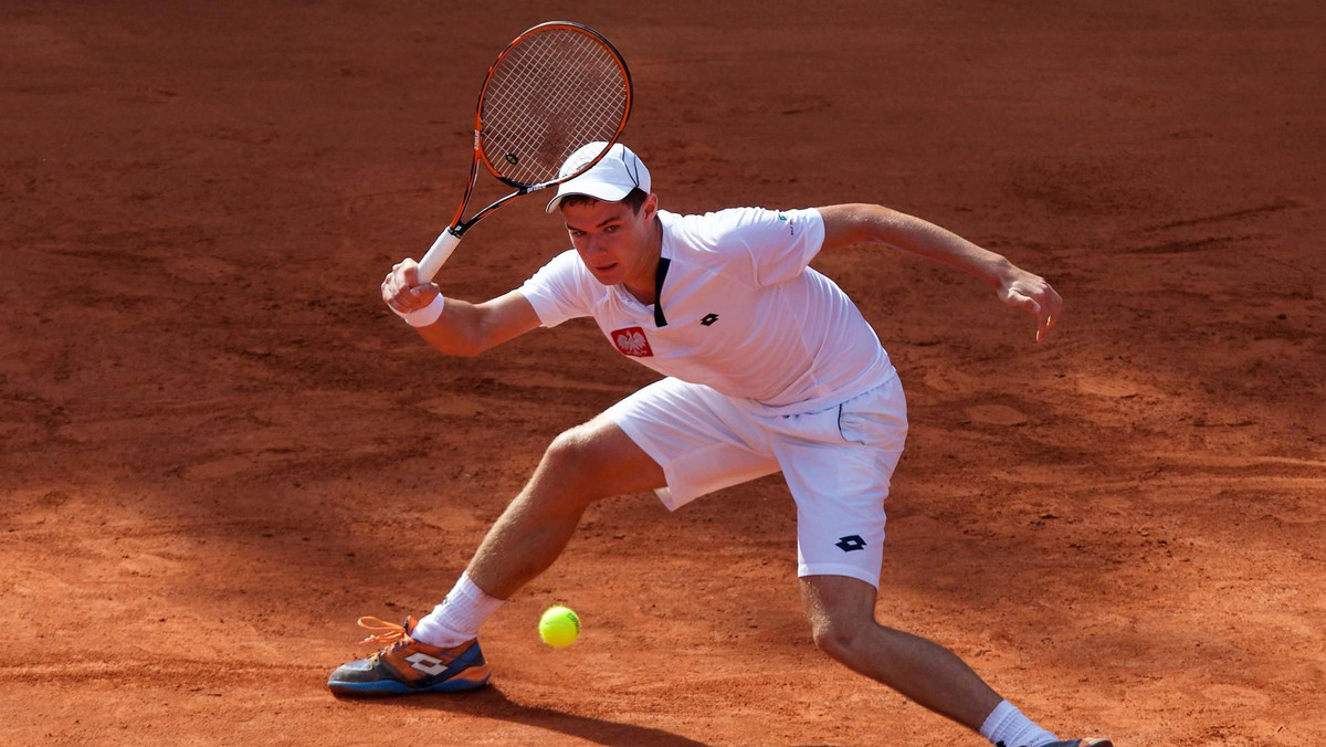 Kamil Majchrzak został w Maroku i w tym tygodniu zgłosił się do challengera na kortach ziemnych w Casablance. We wtorek w 1. rundzie 20-letni Polak wygrał z ciut wyżej notowanym Adrianem Ungurem 7:5, 6:3.