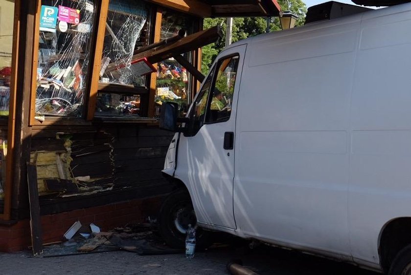 Tragedia w Zgierzu. Bus wjechał w przystanek autobusowy, nie żyje 40-letnia kobieta