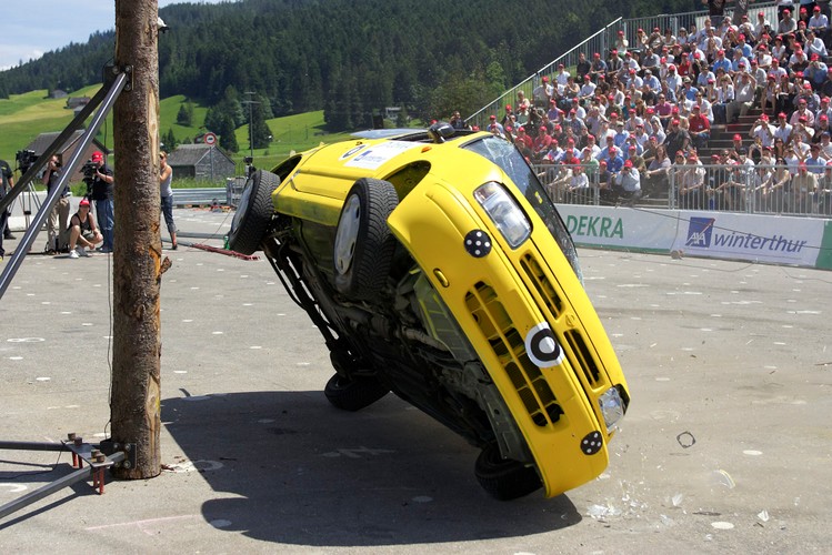 Dachujący samochód tylko w małym stopniu wytraca prędkość auta