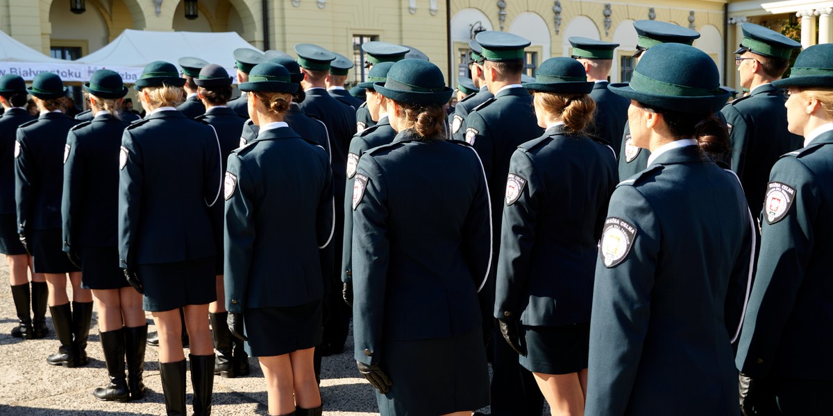 Krajowa Administracja Skarbowa chce dowiedzieć się, co myślą o niej podatnicy. Na zdjęciu pracownicy białostockiej Izby Administracji Skarbowej