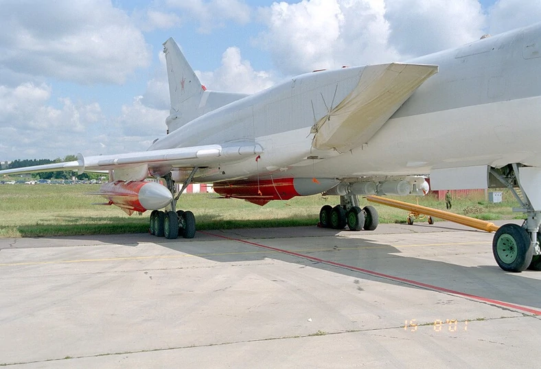 Reduga Kh-22 pod skrzydłem Tu-22M3