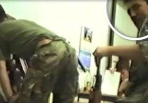 Fotografija koju je objavila Američka služba za imigraciju i carine, a na kojoj se vidi Kemal Mrndžić (desno) 2. novembra 1992. godine | Foto: US Immigration and Customs Enforcement