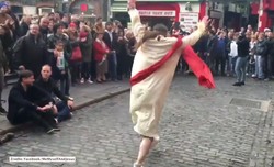 Tańczący Jezus na ulicach Dublina. "Tłum gapiów wiwatował" [ZOBACZ WIDEO]