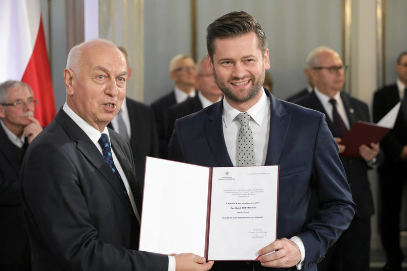 Poprawki do noweli ustaw sądowych dużo zmieniają; jesteśmy usatysfakcjonowani - powiedział w piątek rzecznik prasowy Porozumienia, poseł PiS Kamil Bortniczuk. Zapowiedział, że jego ugrupowanie poprze ustawę w kształcie zaproponowanym przez komisję sprawiedliwości.