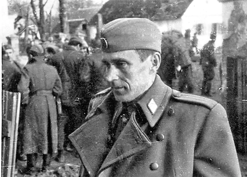 Kosta Nađ je bio podoficir Vojske Kraljevine Jugoslavije, zatim oficir španske Republikanske armije. Španski građanski rat je završio sa činom kapetana i zvanjem komandanta brigade