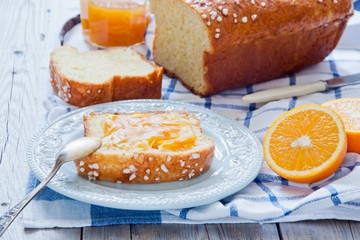 Húsvéti recept: puha mandulás kalács házi narancsmártással