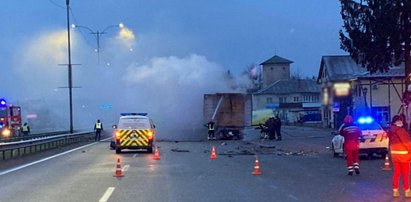 Pędził 200 km/h i uderzył w stojącą ciężarówkę. Całe auto wbiło się pod naczepę. Zdjęcia po prostu przerażają