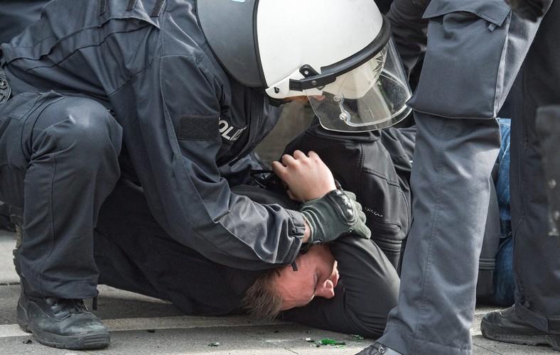 Kibice SV Darmstadt i Eintrachtu Frankfurt bili się z policją