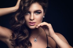 "Mob Wife Makeup" to najnowszy makijażowy trend z TikToka. Sprawdź, o co chodzi