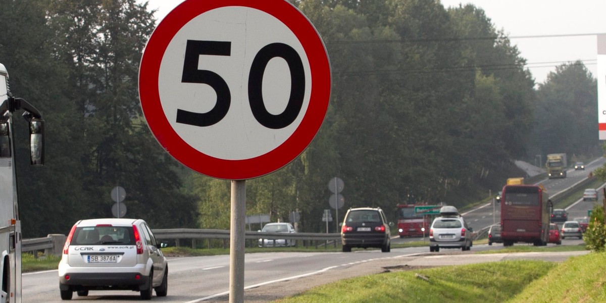 Znak ograniczenia prędkości 50 km.