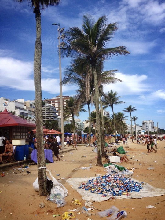 Poranne sprzątanie po jednej z imprez na plaży w Rio