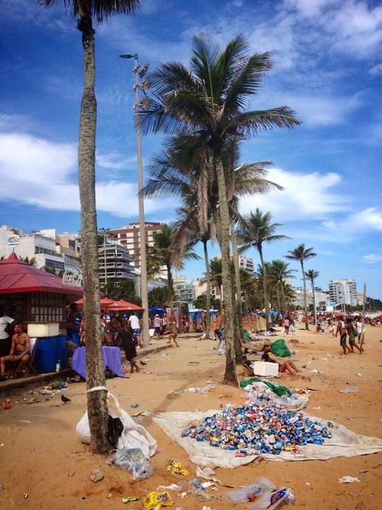 Poranne sprzątanie po jednej z imprez na plaży w Rio