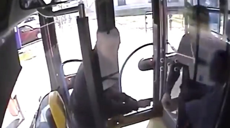 Késsel fenyegettek meg fiatalok egy buszsofőrt a BKK egyik járatán