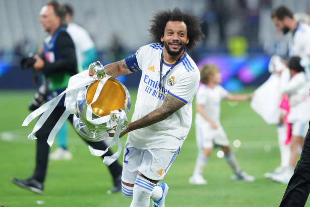 Marcelo z Pucharem Europy po wygranym finale Ligi Mistrzów przeciwko Liverpoolowi